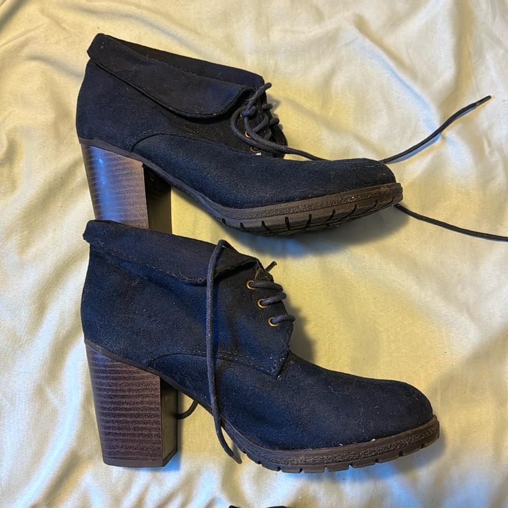 Cute navy booties!
